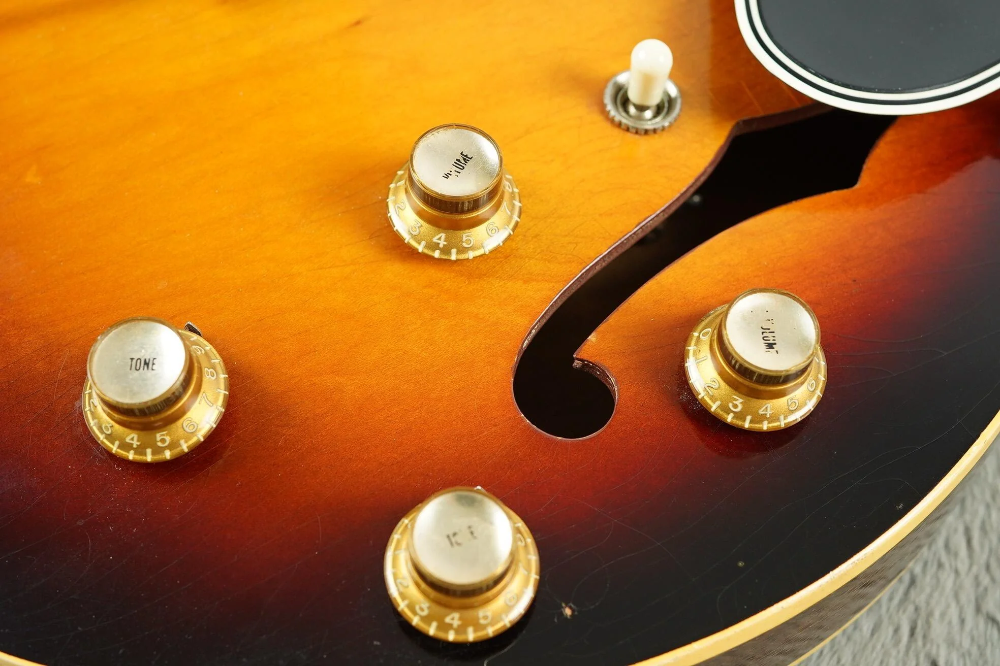 1962 Gibson ES-330 TD, Sunburst + HSC - Image 13