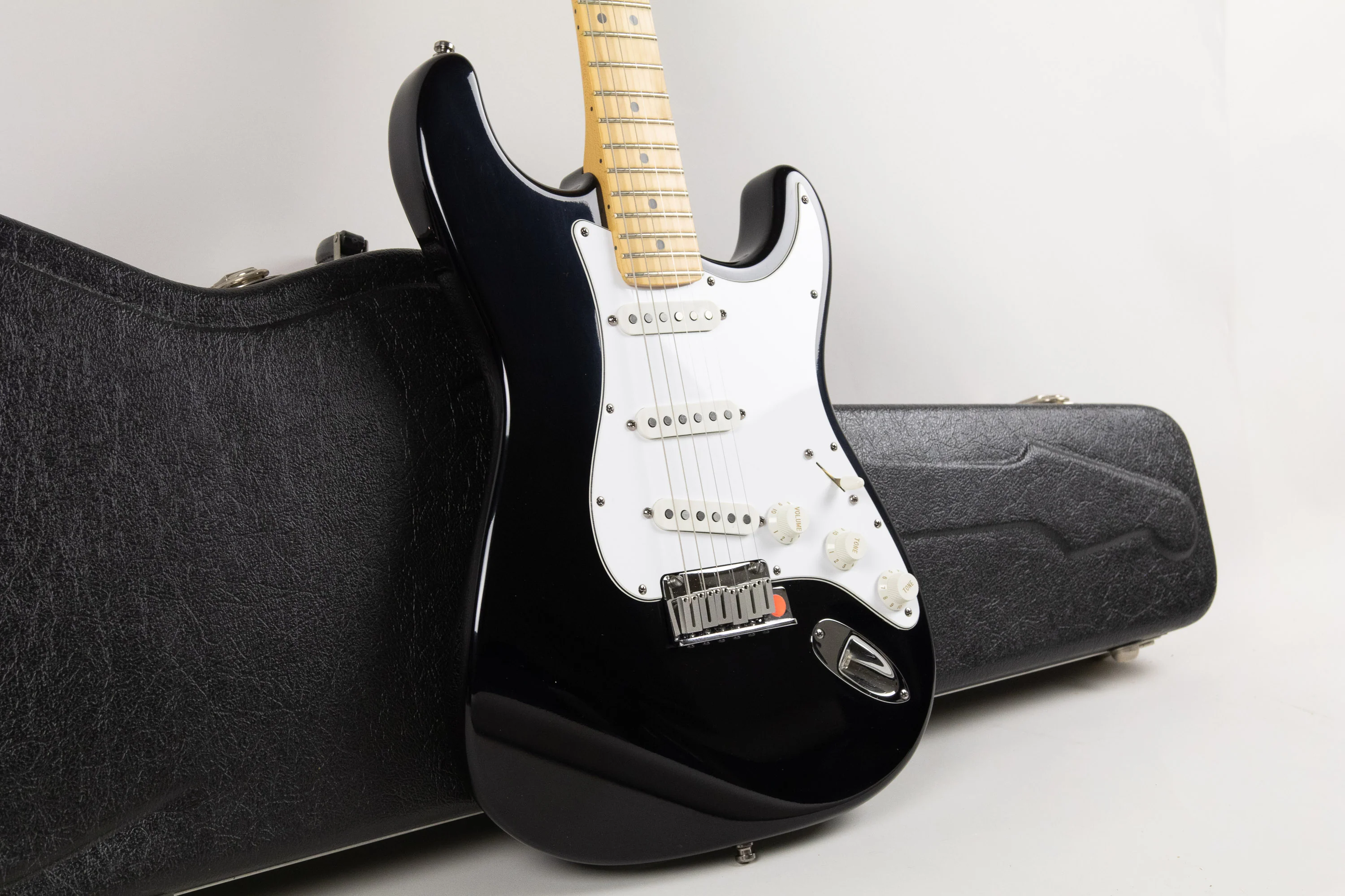 1995 Fender Stratocaster, Black - Image 2